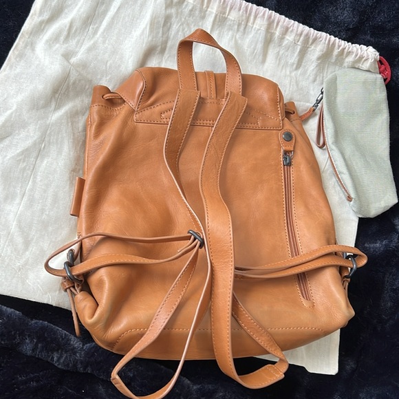 Aunts and uncles tanned leather Carmel backpack, purse Mrs. Onion rucksack - Picture 2 of 8